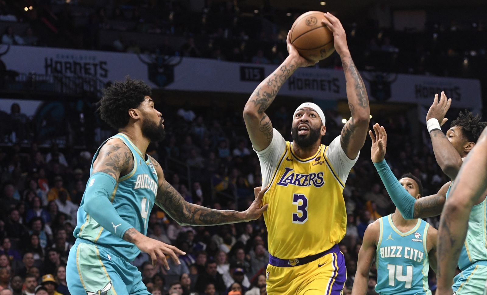 Lakers Prevail Over Hornets